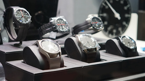 Window display of luxury watches in a jewelry store
